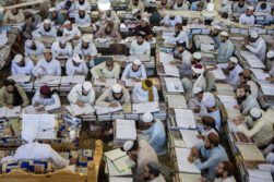 طالبان با کمبود نیروی کار مواجه‌اند و چاره را در پاکستان می‌جویند
