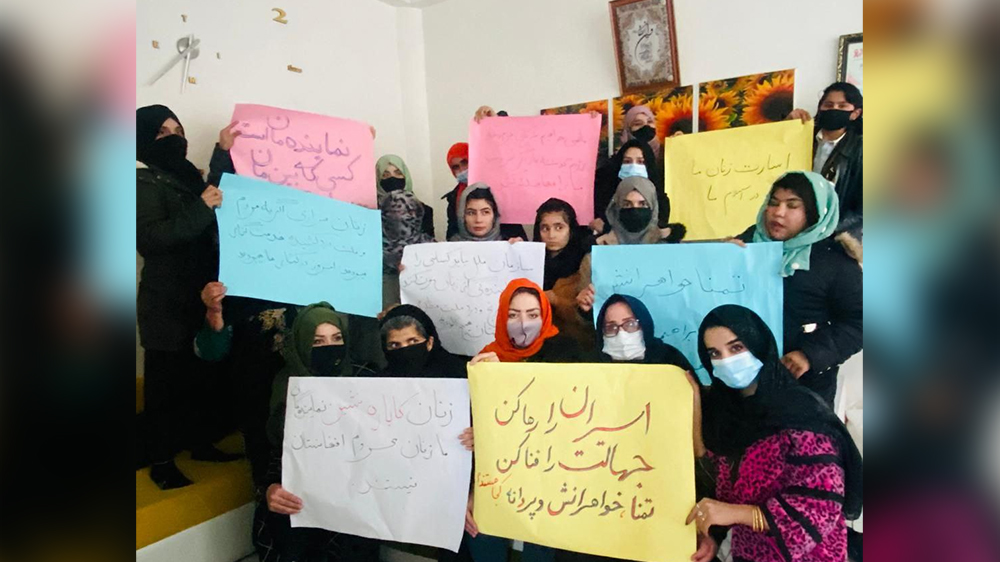 زنان معترض می‌گویند که طالبان برای دستگیری آنان بسیج شده‌اند.