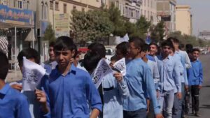 استفاده از کودکان مکاتب در مراسم انتقال بیرق طالبان در بلخ