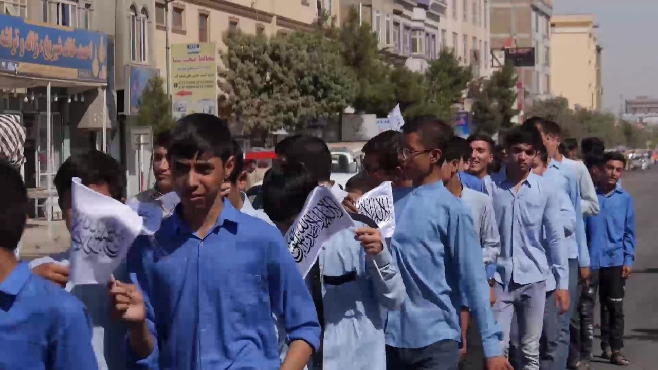 استفاده از کودکان مکاتب در مراسم انتقال بیرق طالبان در بلخ