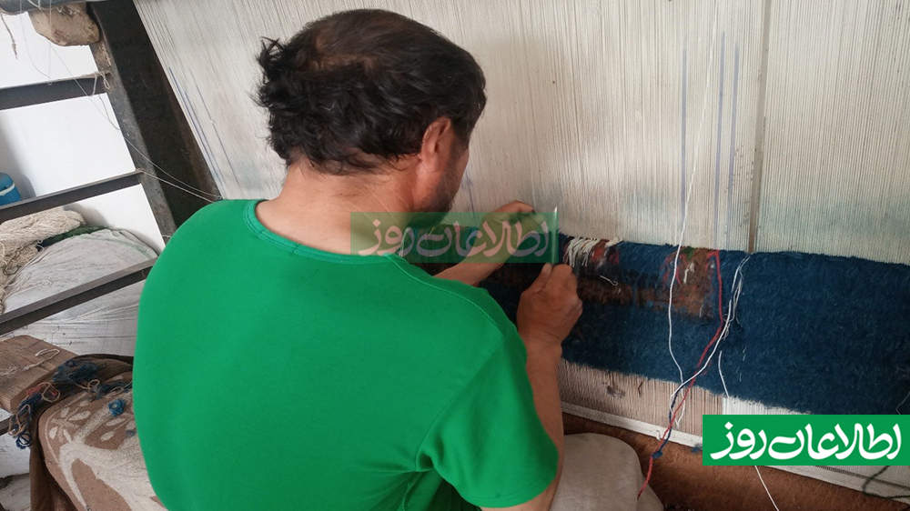 با دیدن به چهره کارگرانی که در این کارگاه قالینبافی میکنند، میتوان خستگی کار زیاد در بدل پول ناچیز را احساس کرد.