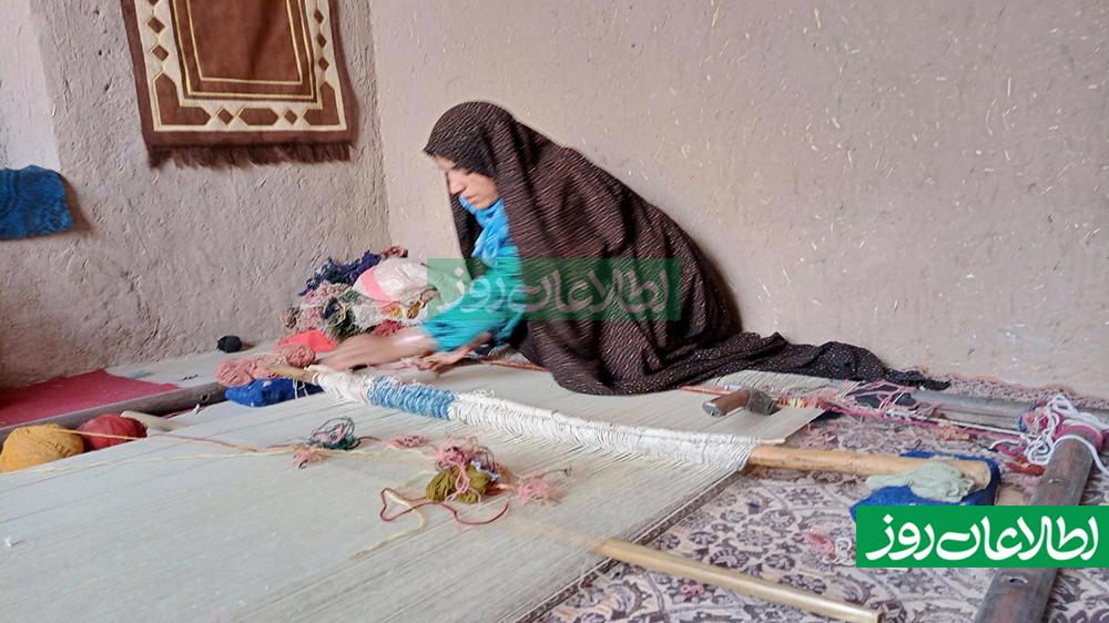 قالینبافی تنها دریچه تأمین نیازهای مالی خانواده فاطمه است. شوهرش از ناحیه کمر آسیب دیده و نمیتواند کار کند.
