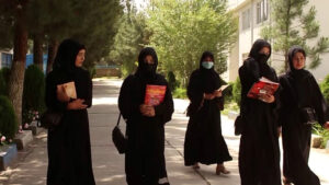 «اگر بازهم با صدای بلند بخندی اخراج می‌شوی»