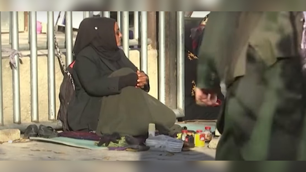 با فروپاشی نظام، میلیون‌ها نفر در افغنستان درگیر فقر شدند. آموزگاری در کابل  که به‌دلیل بیکاری و فقر به پالش بوت رو آورده است.
