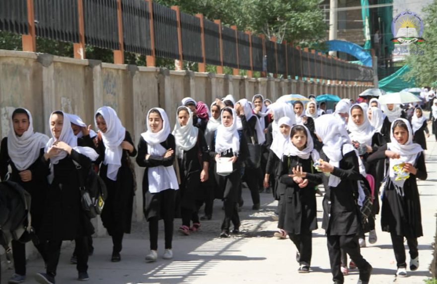 دختران دانش‌آموز بالاتر از صنف ششم، یک سال است که آموزش محروم شده‌اند.

