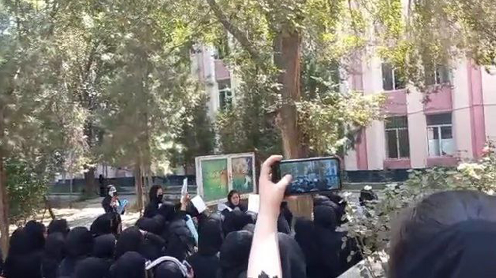 تظاهرات دانشجویان دختر دانشگاه تعلیم و تربیه