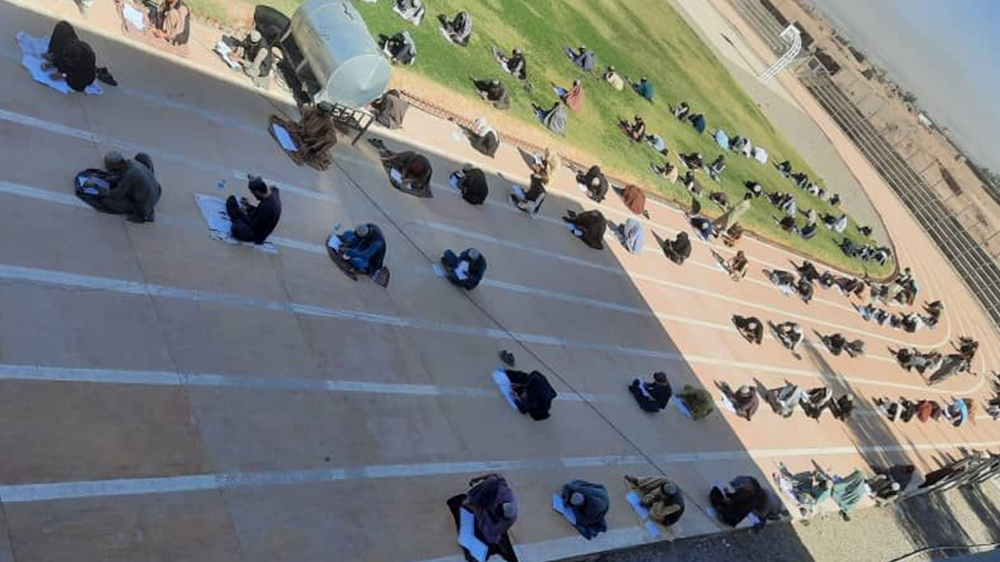 آزمون کانکور در ولایت‌های جنوبی هلمند و ارزگان نیز امروز برگزار شد. در تصاویر منتشرشده، دختران دانش‌آموز دیده نمی‌شوند.