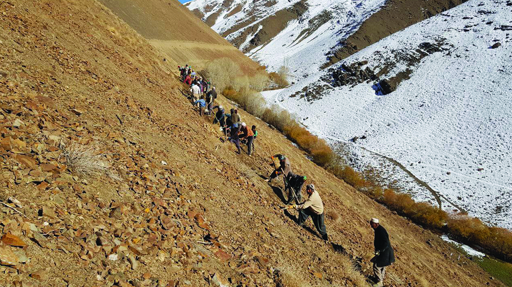 ساکنان سنگتخت‌وبندر دایکندی ۲۵ کیلومتر سرک را با هزینه‌ی شخصی‌‌شان می‌سازند
